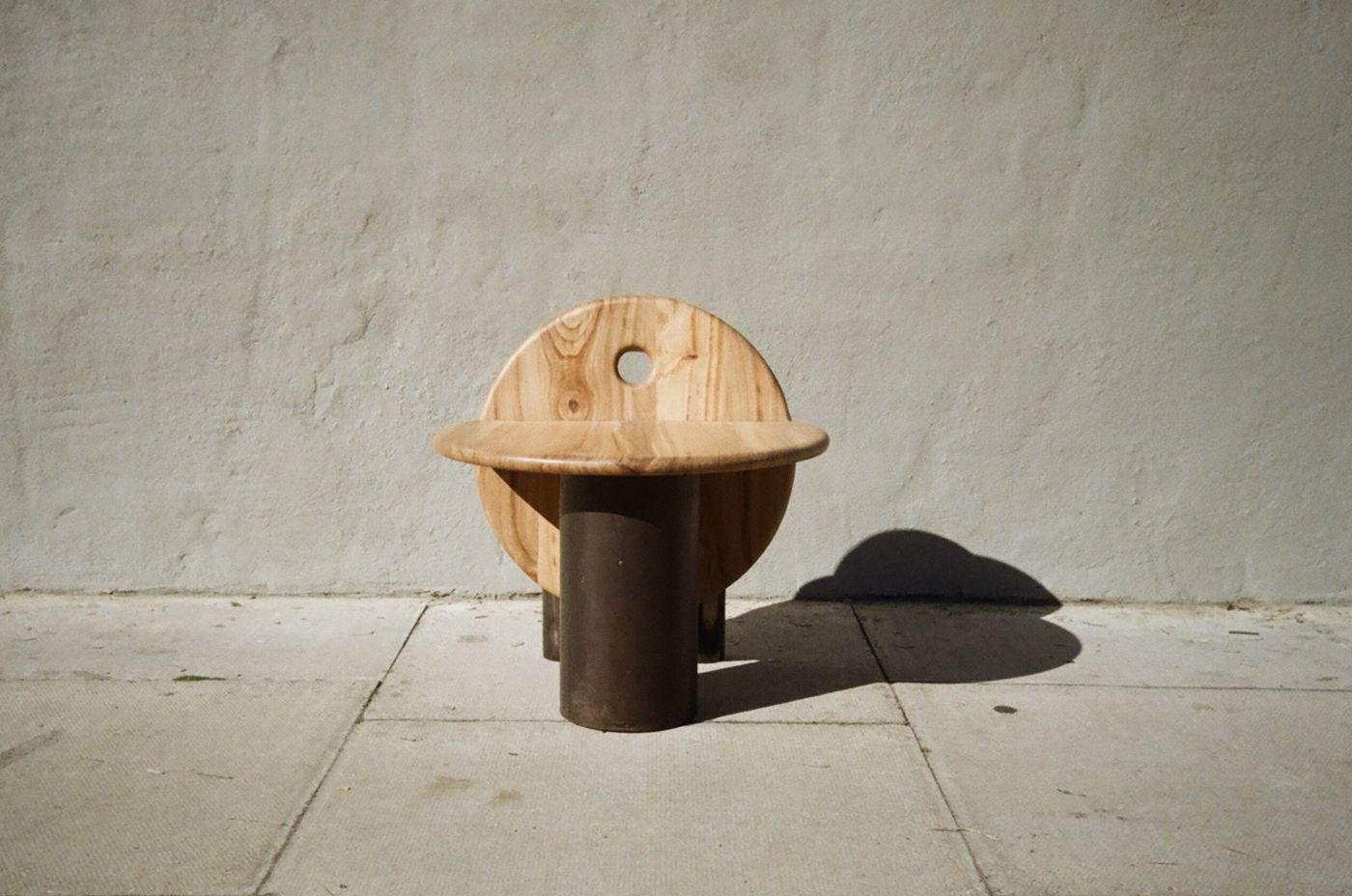 Raw mini stool from the front, backrest disc behind the seat