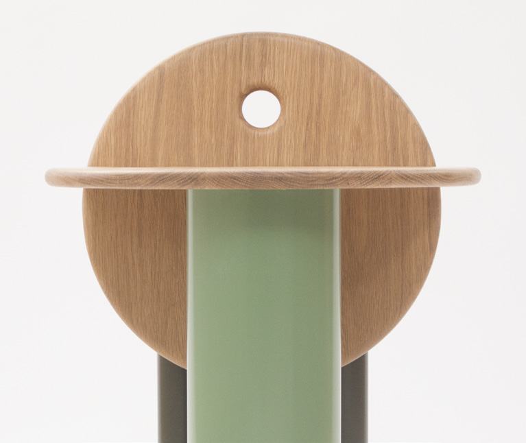 Round oak backrest and seat edge, front