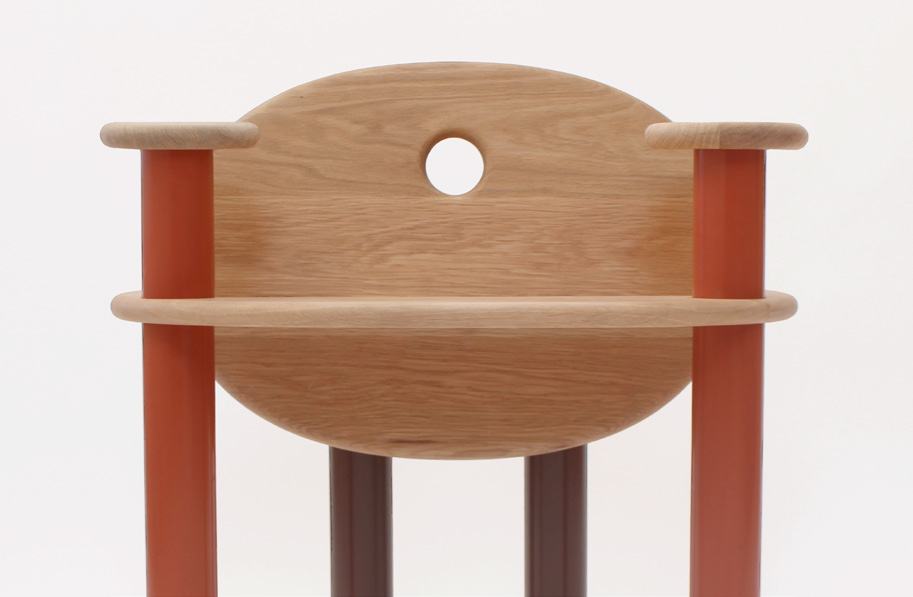 Oval backrest and seat rail from the front, rust legs below