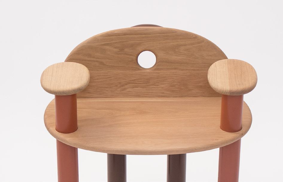 Seat and floating armrests from the front